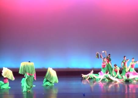 青島威海路古典扇子舞演出現(xiàn)場(chǎng)