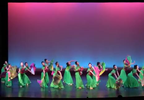 青島威海路古典扇子舞演出現(xiàn)場(chǎng)