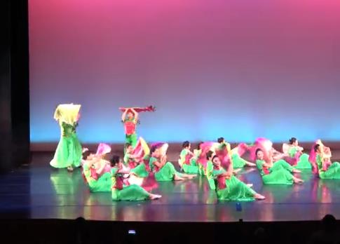 青島威海路古典扇子舞演出現(xiàn)場(chǎng)